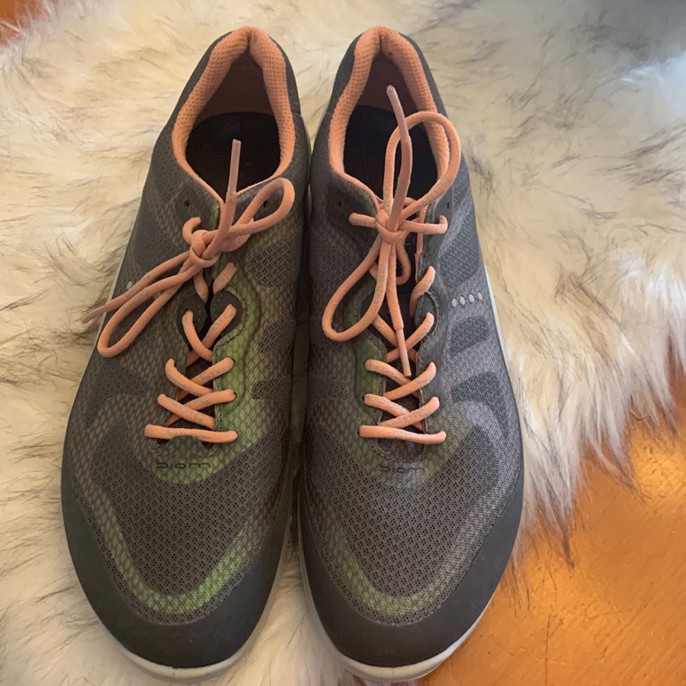 Ecco Biom Fjuel low top lace sneaker (size 9, European 40)